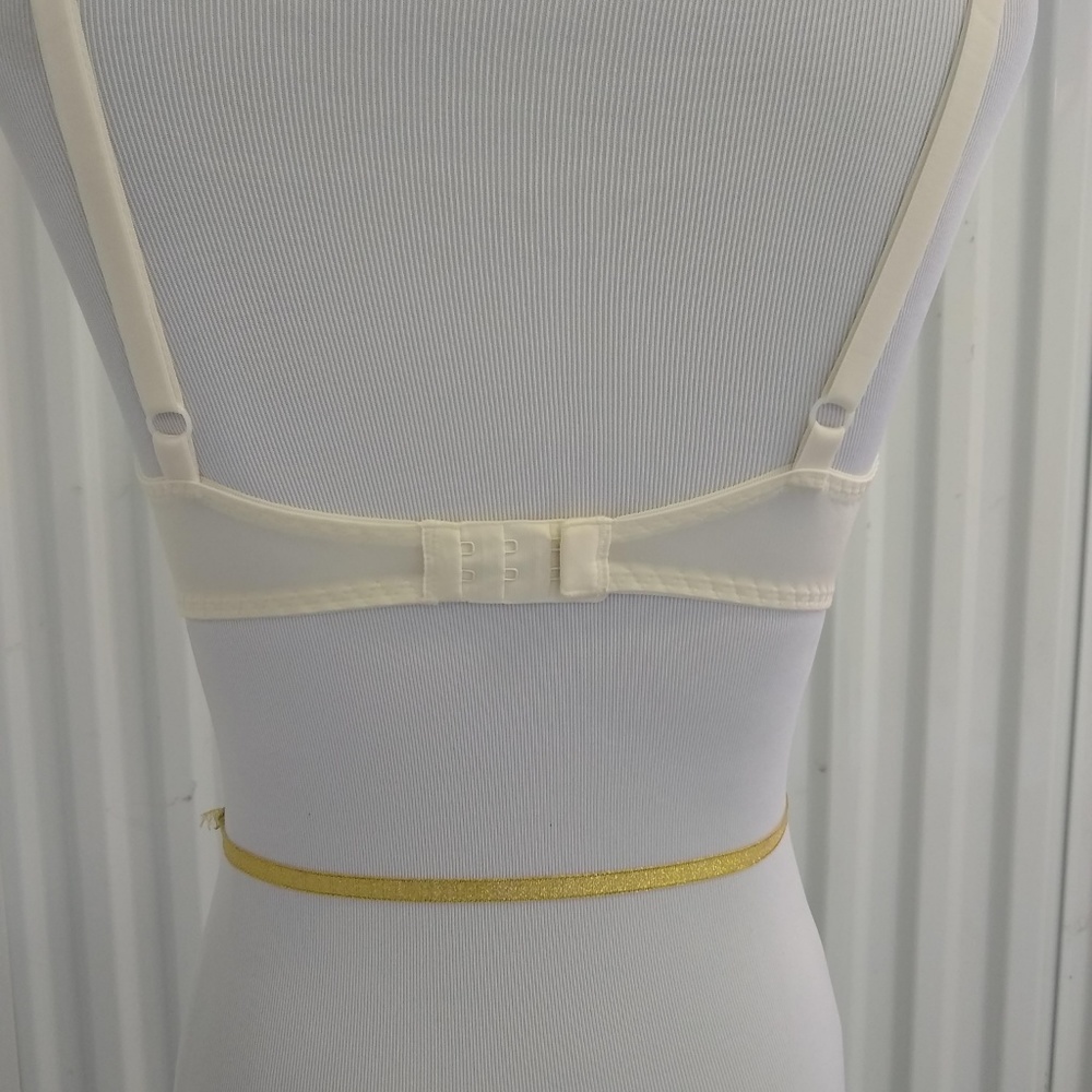 NWT Luxurious White Lace Bra Lingerie - Picture 7 of 8